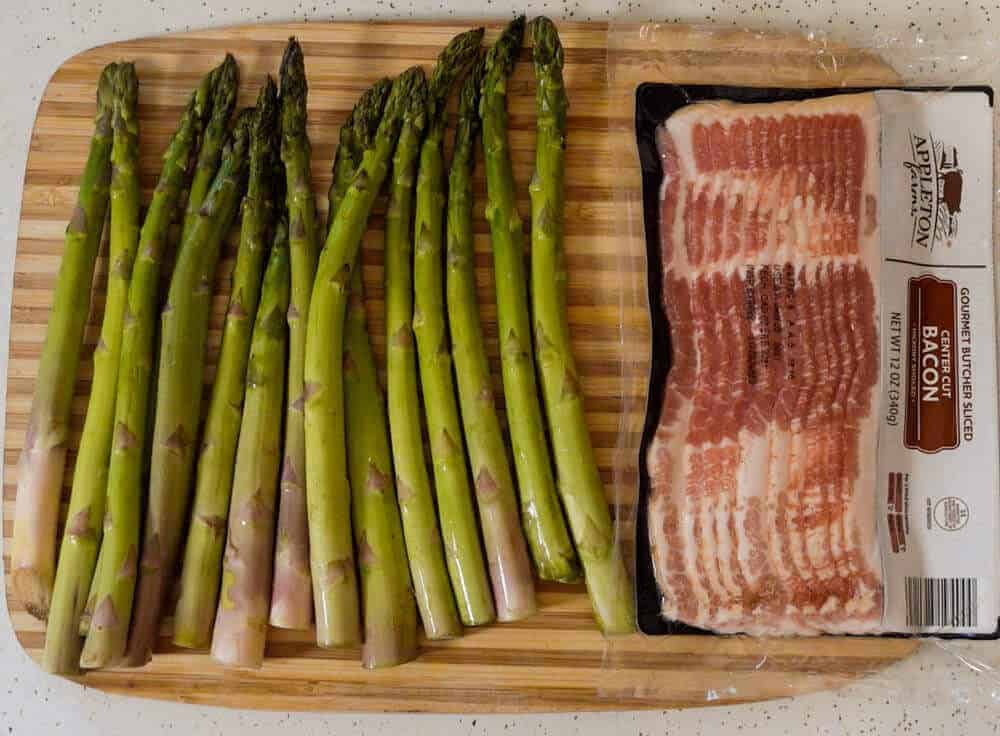 https://stuffmattycooks.com/wp-content/uploads/2021/01/bacon-asparagus-above.jpg