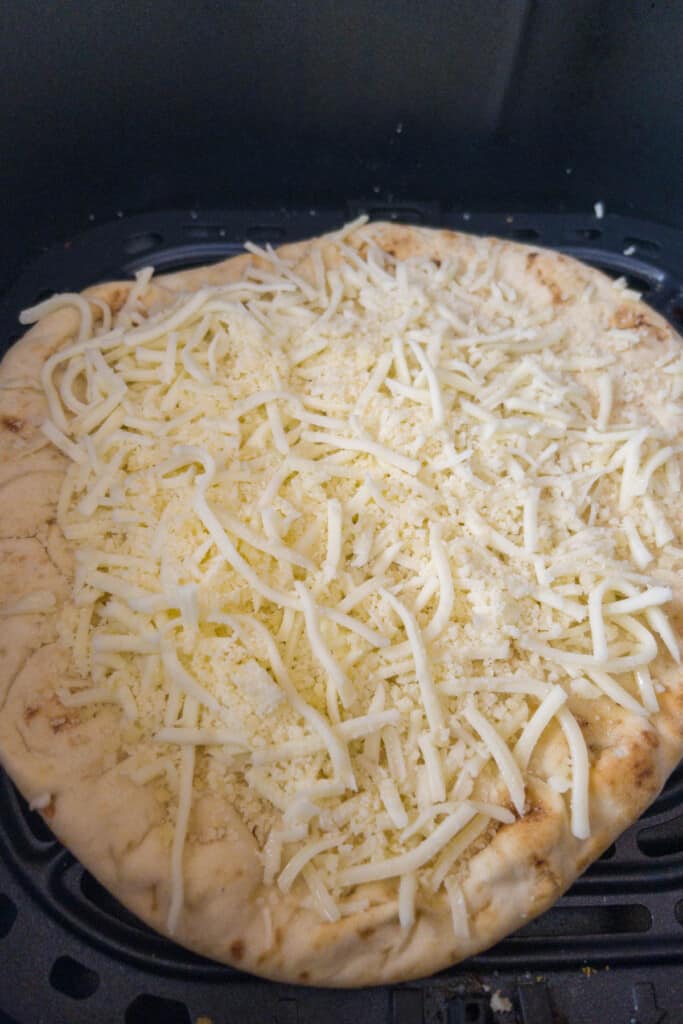 naan pizza preparation cover in cheese step 1
